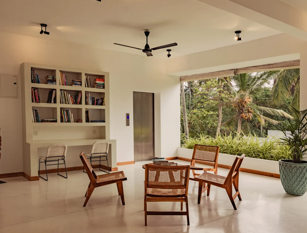 Bibliothek und handwerkliche Details in der Villa Lanka Flair