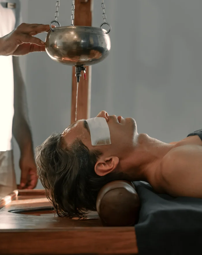Ayurveda Behandlung mit warmem Öl bei Villa Lanka Flair