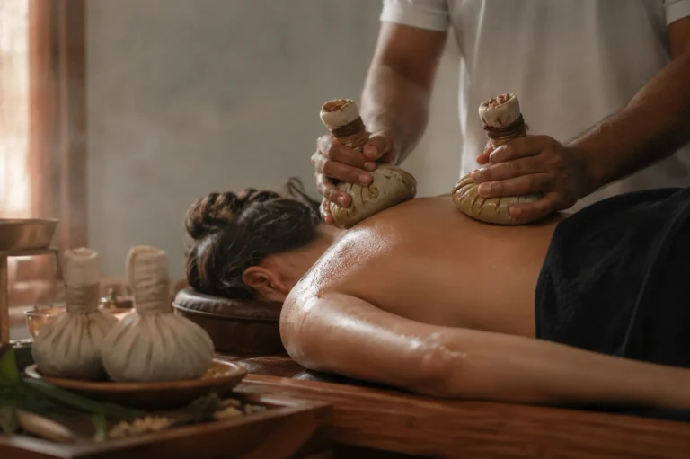 Kräuterstempelmassage bei einer Panchakarma Kur
